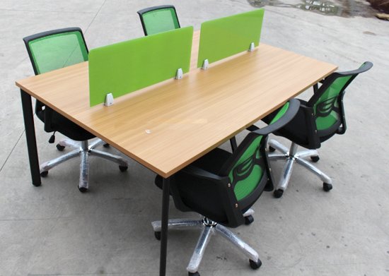 Cụm Bàn Văn Phòng 4 Chỗ Ngồi Vách Ngăn Xanh Tối Giản