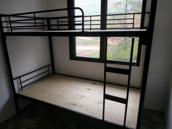 Giường sắt tầng không hộc màu trắng