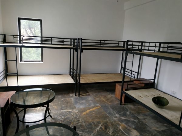Giường sắt tầng không hộc màu trắng