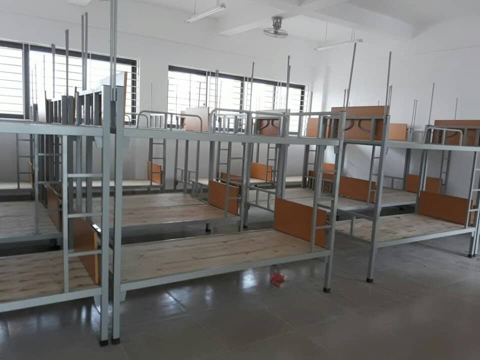 Giường sắt homestay gia đình khung tròn